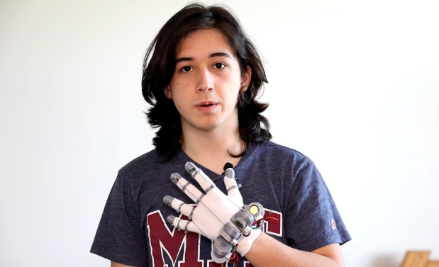 Lucas VRTech设计并3D打印用于虚拟现实的手指跟踪手套