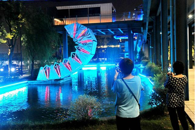 国内首座3D打印景观桥亮相上海宝山“卷腹运动”引游客围观